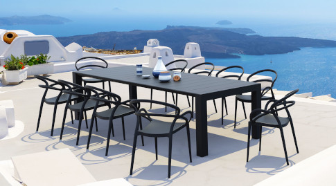 Stolik z krzesłami z katalogu mebli gastronomicznych stojące na zewnątrz na tle wybrzeża