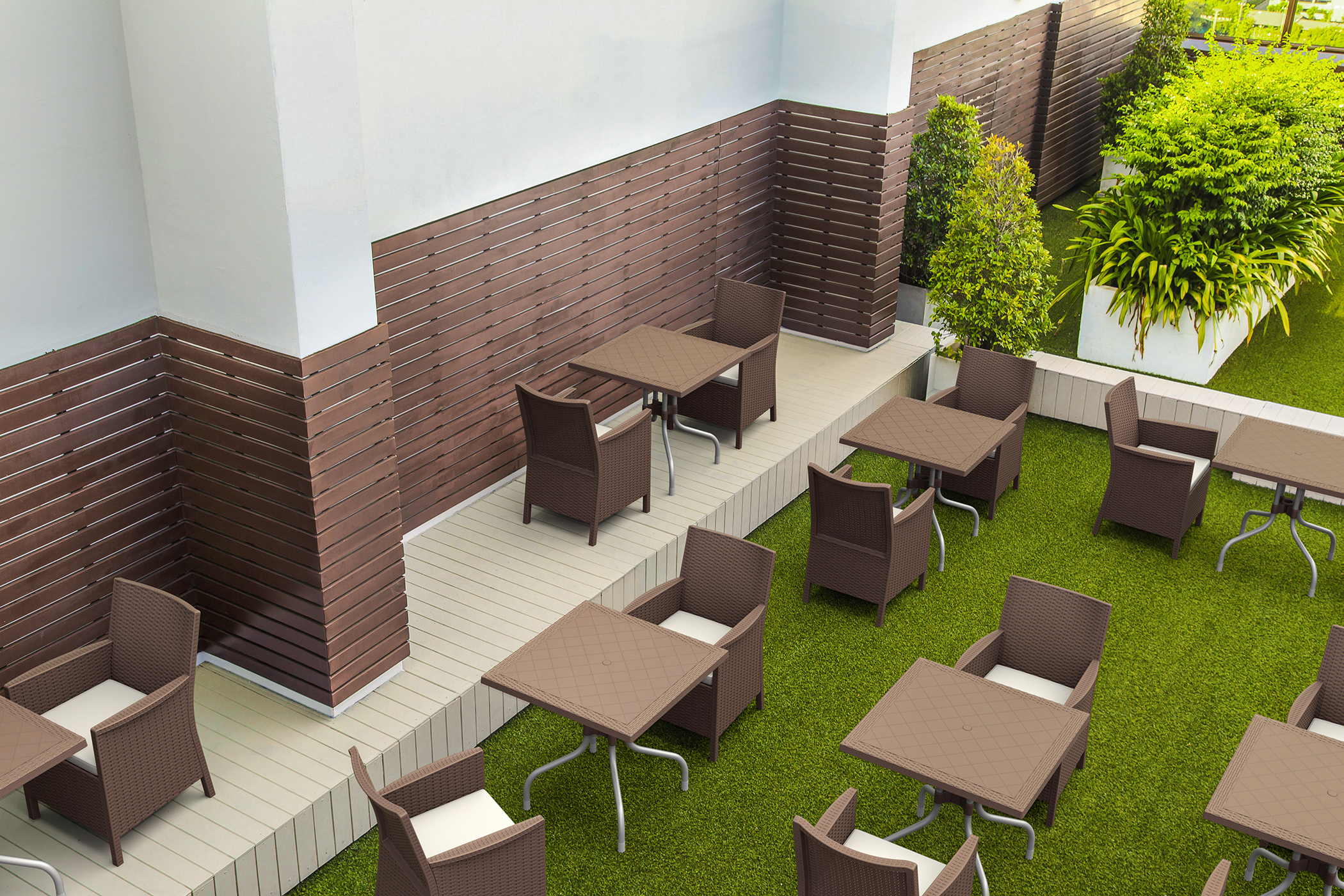 zestaw mebli ogrodowych, stoliki ogrodowe i fotele tworzą idealną przestrzeń dla kawiarnianego ogródka