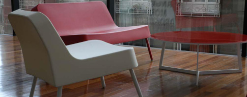 nowoczesne, minimalistyczne fotele w kawiarni